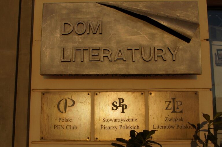 1990: Fundacja Domu Literatury i Domów Pracy Twórczej